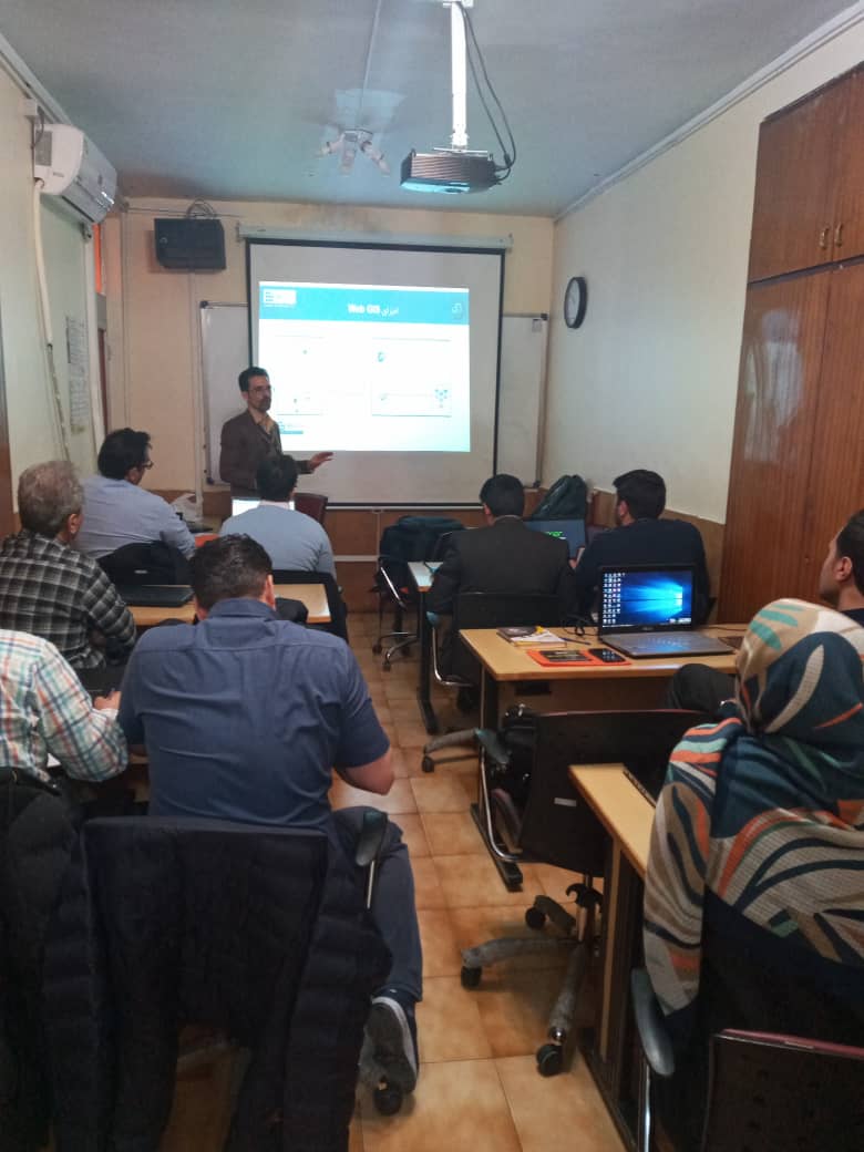 دوره حضوری برنامه نویسی GIS با پایتون