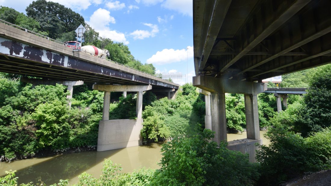 مکان يابي محل ساخت پل با استفاده از فرآيند تحليل سلسله مراتبي و منطق فازي در GIS