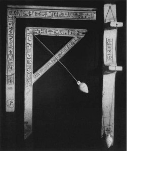 یک شاقول و یک مربع و یک سطح مربع 